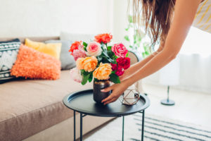 mulher colocando vaso para decorar apartamento alugado