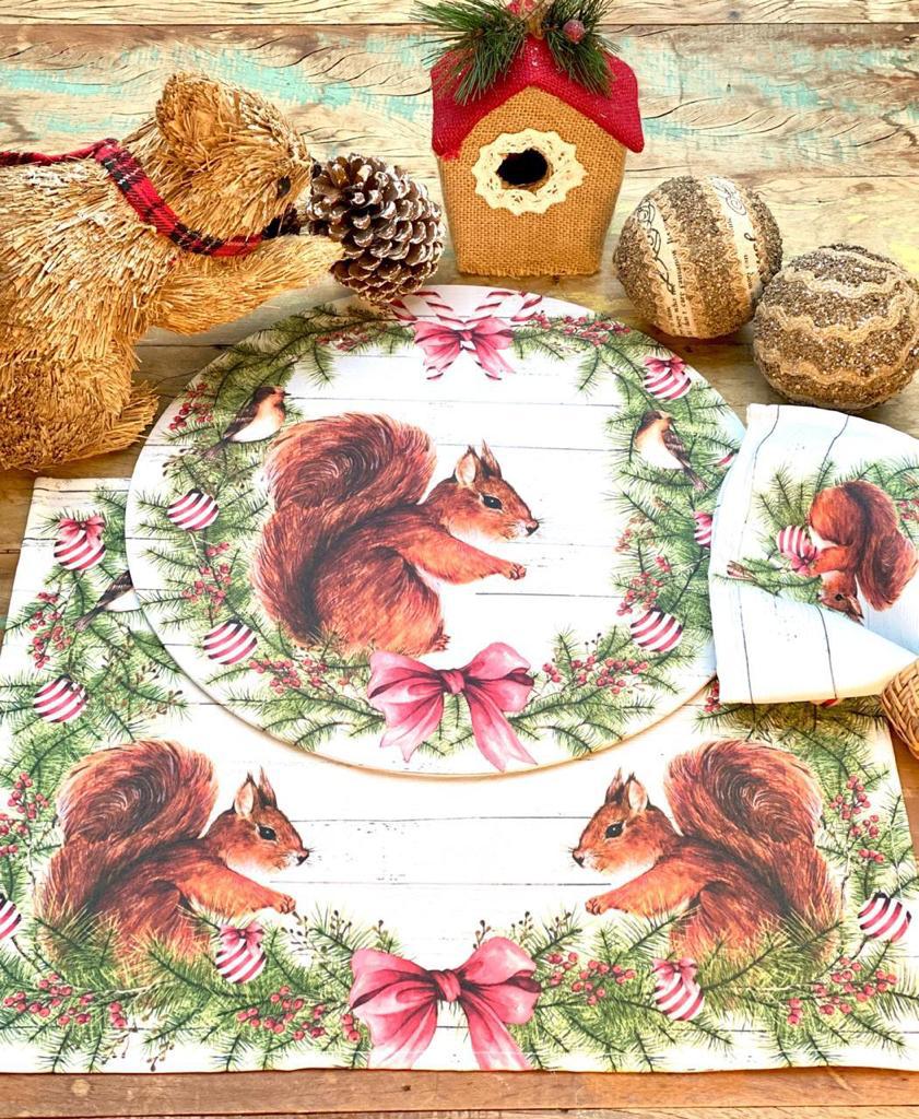 esquilos na mesa posta de natal