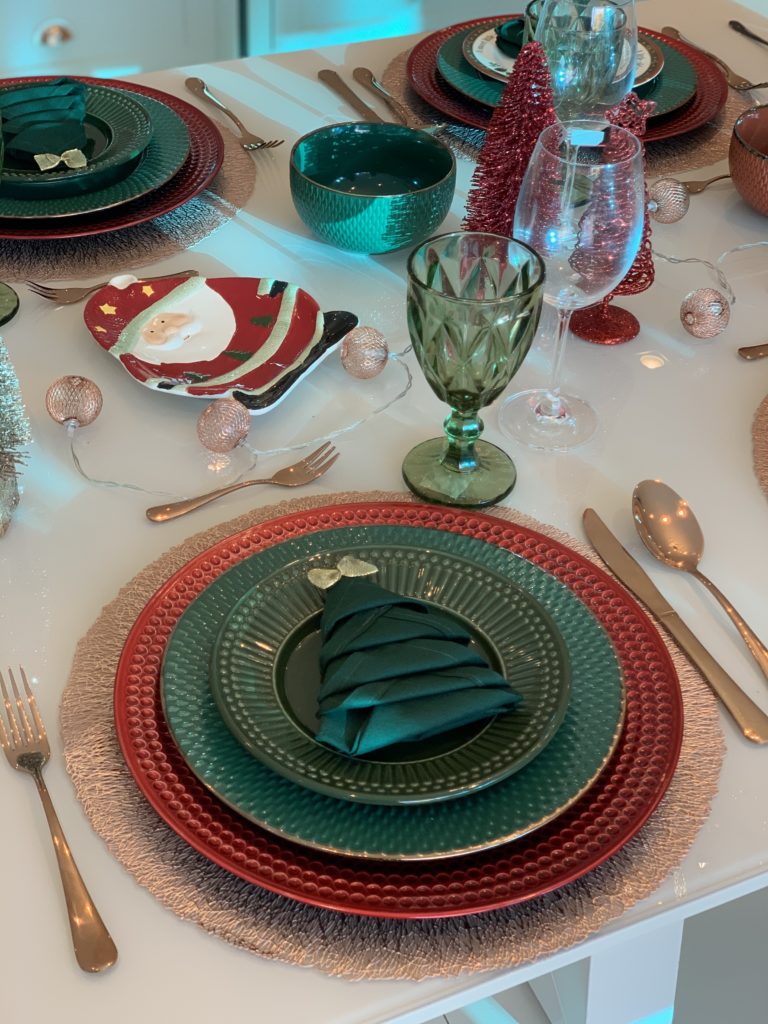 mesa posta natal com dobra de guardanapo verde