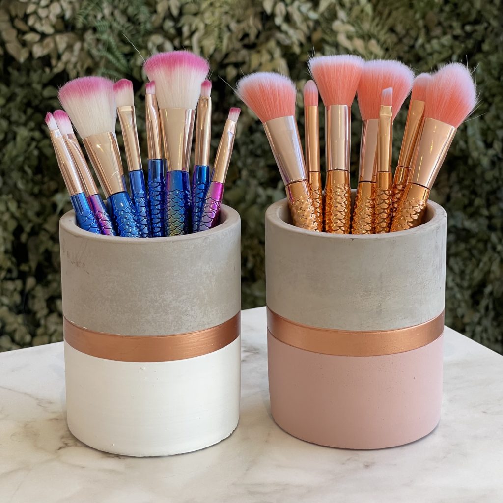 vasos cachepots com pincéis de maquiagem para decoração criativa