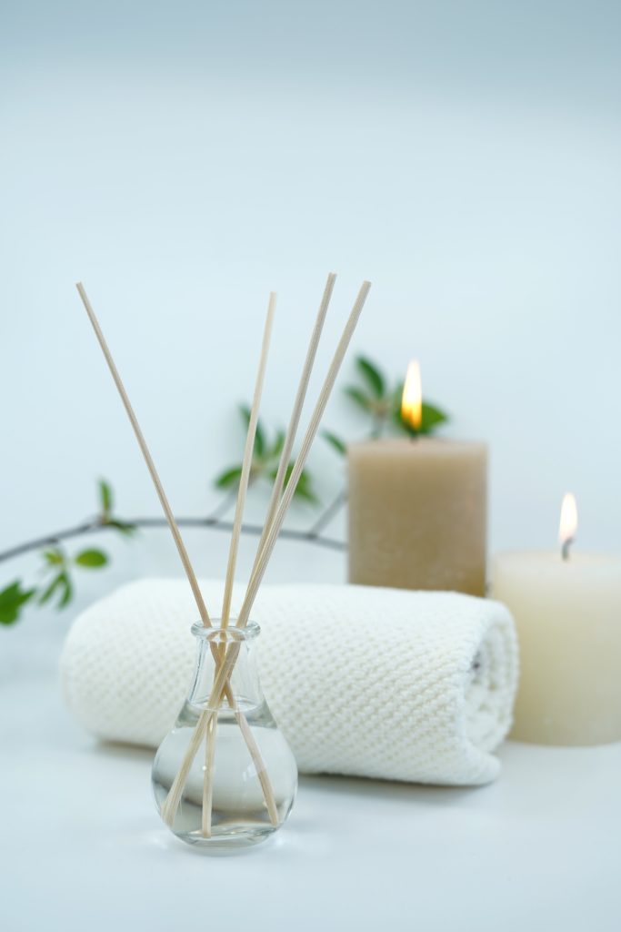 Separe toalhas, velas e aromas para um dia relaxante na sua casa