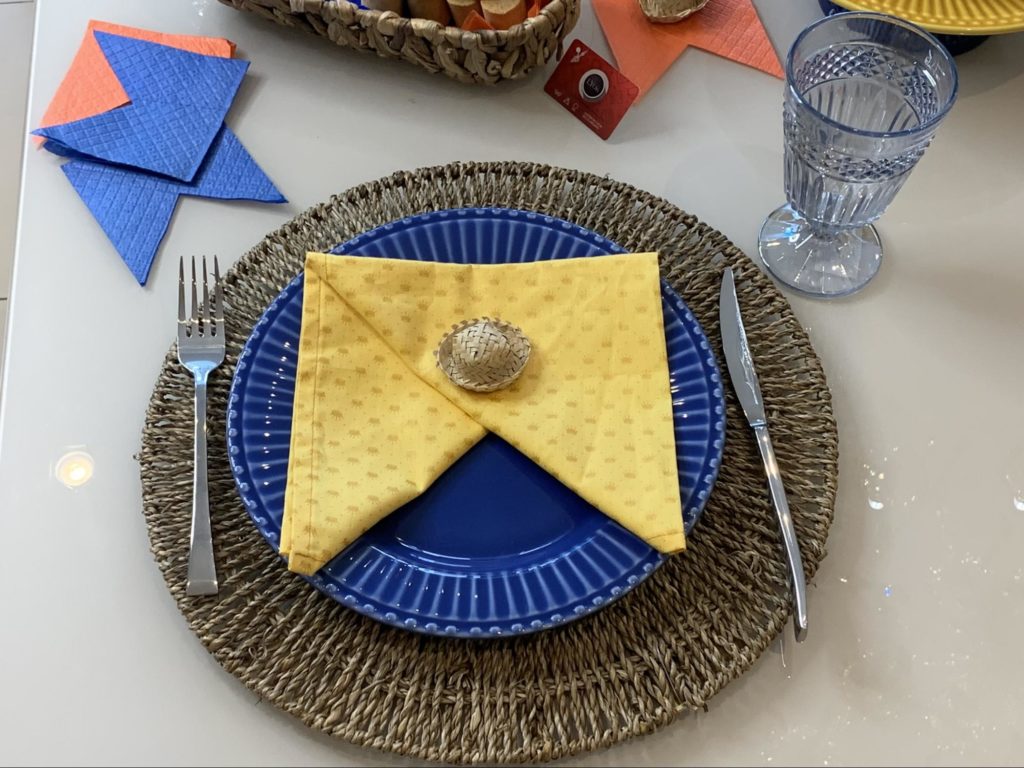 Bandeirinha de guardanapo na mesa posta junina