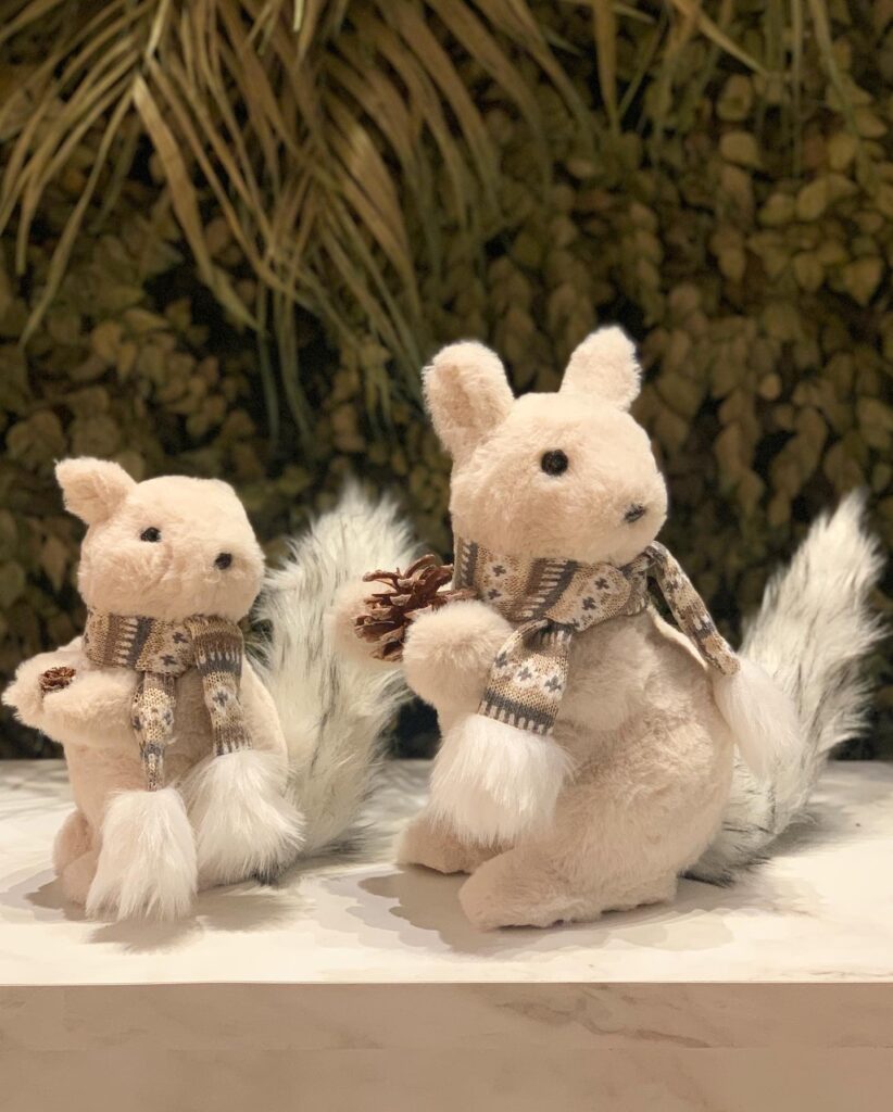 esquilos natalinos decorativos de pelúcia com cachecol bege
