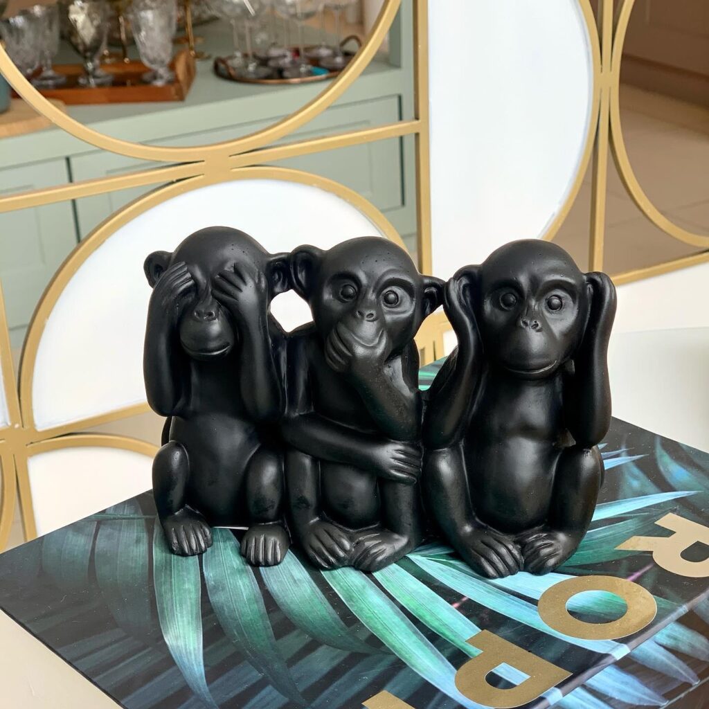 três macacos em preto fosco Esculturas: Personalidade e charme na decoração