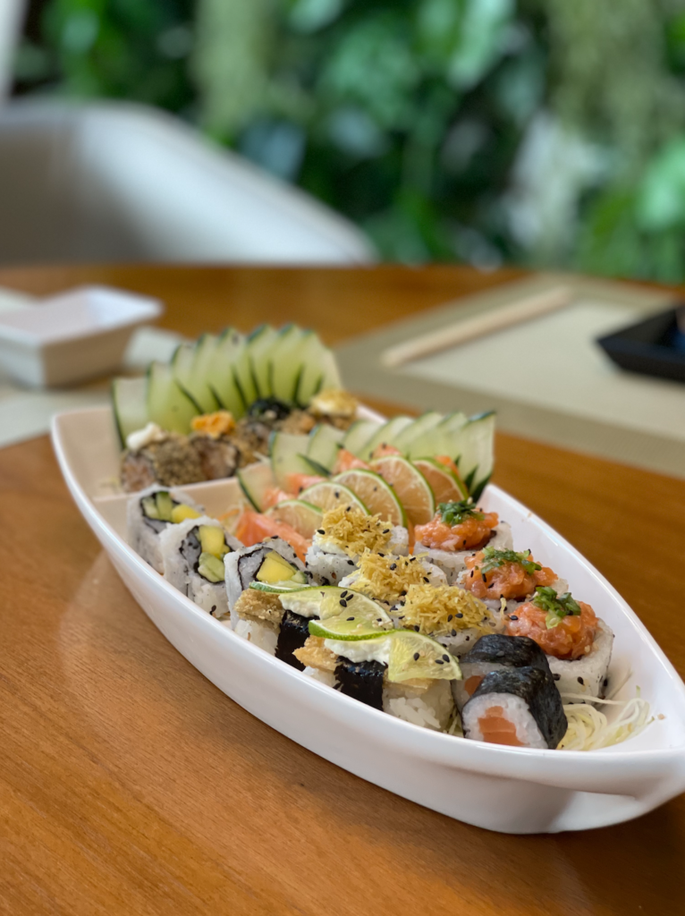 Barca de sushis e peças frias da culinária japonesa