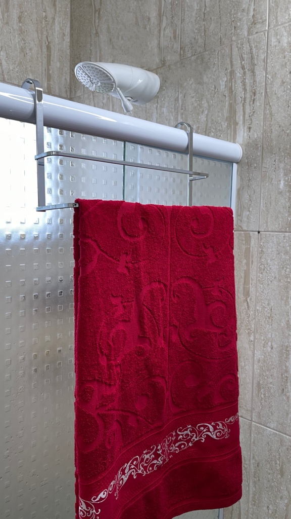 Decoração do Banheiro: Escolha o Porta-Toalha Ideal toalha vermelha
