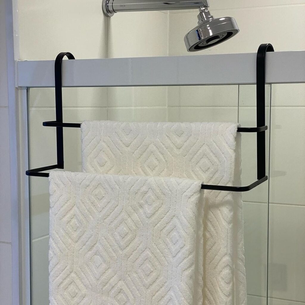 Decoração do Banheiro: Escolha o Porta-Toalha Ideal toalheiro preto cromado