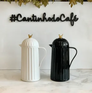 Garrafas térmicas de plástico nas cores preto e branco