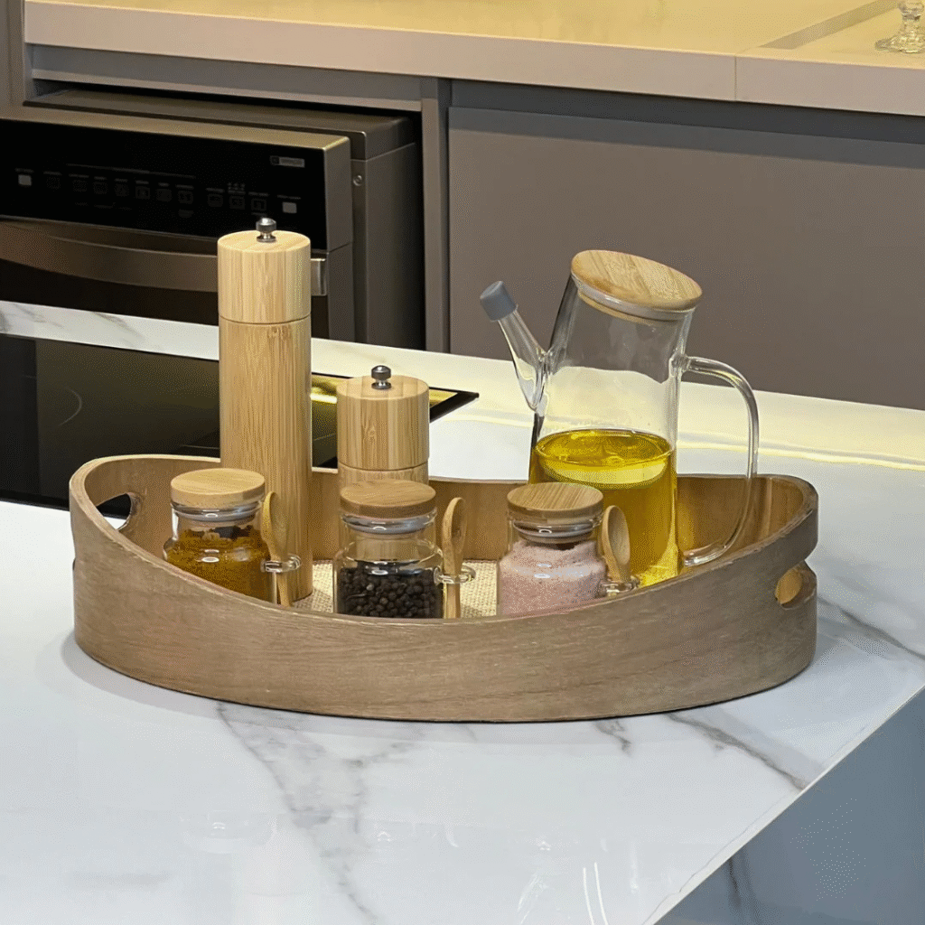 Como usar bandejas decorativas em diferentes ambientes da casa 3 bancada cozinha 1