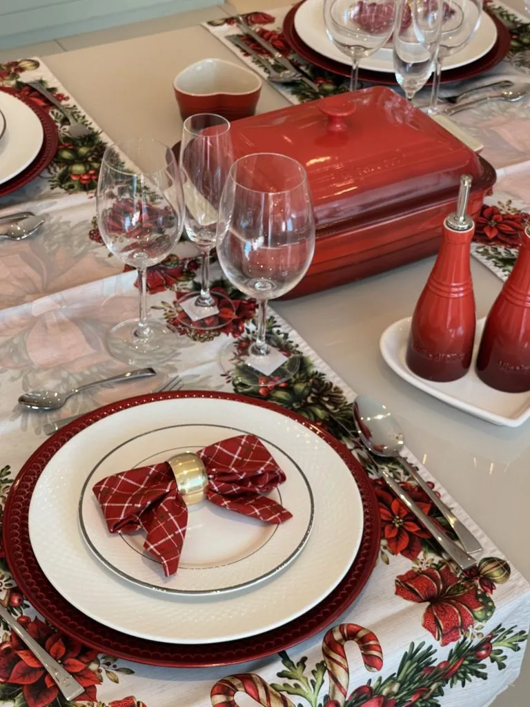 mesa posta natal com guardanapo em laço