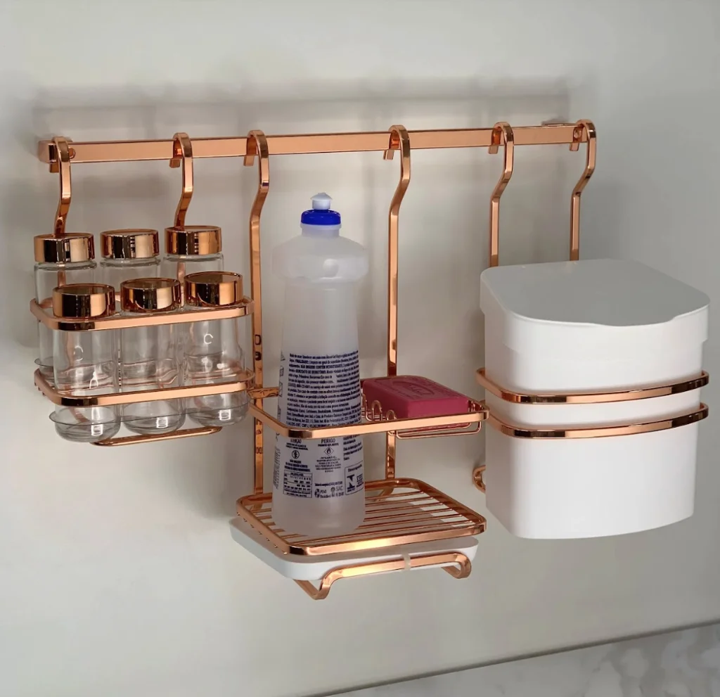 barra com suporte para temperos detergente e lixeira rose gold: ideias para cozinha suspensa