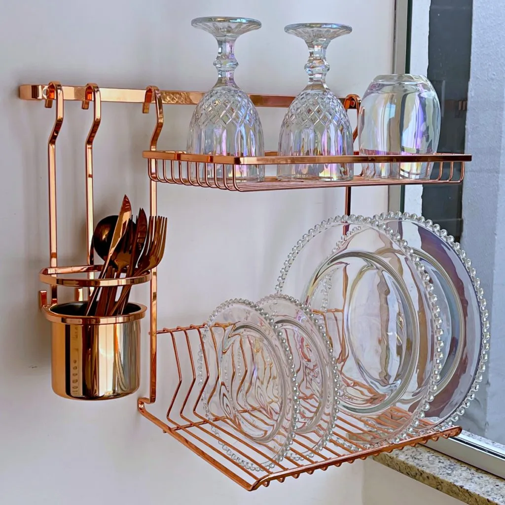 escorredor de louças de parede rose gold: ideias para cozinha suspensa
