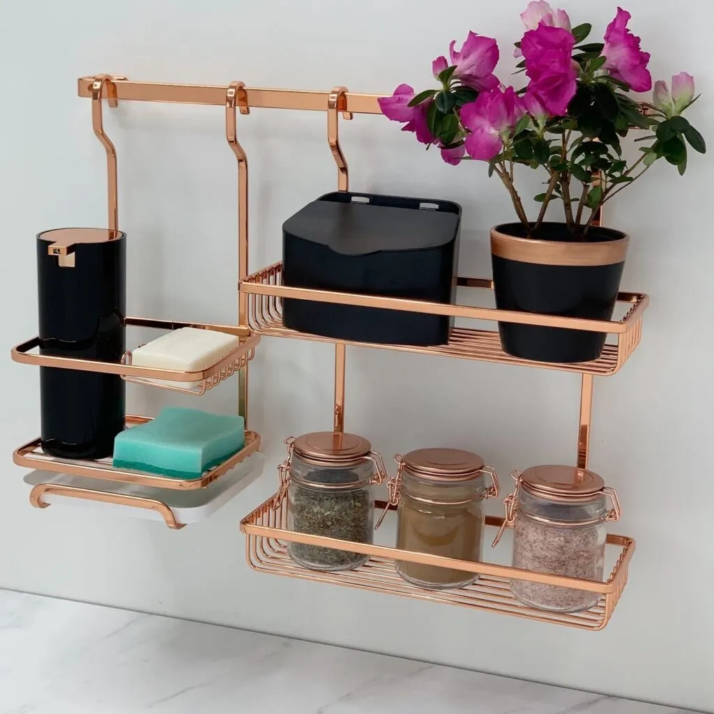 acessórios em barra rose gold para decorar sua cozinha pequena de apartamento